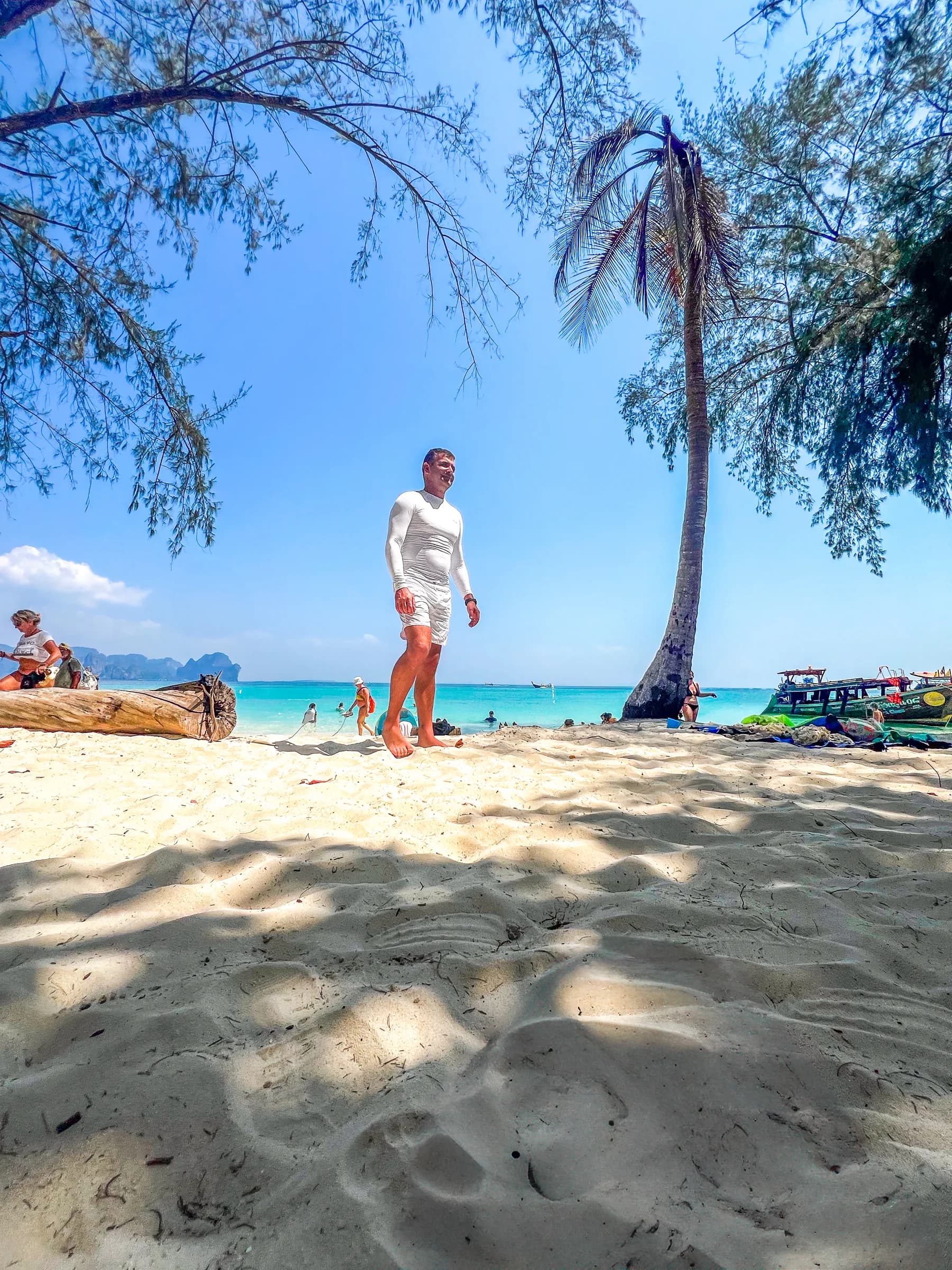 Stjepan Beloša na tropskoj plaži tijekom putovanja