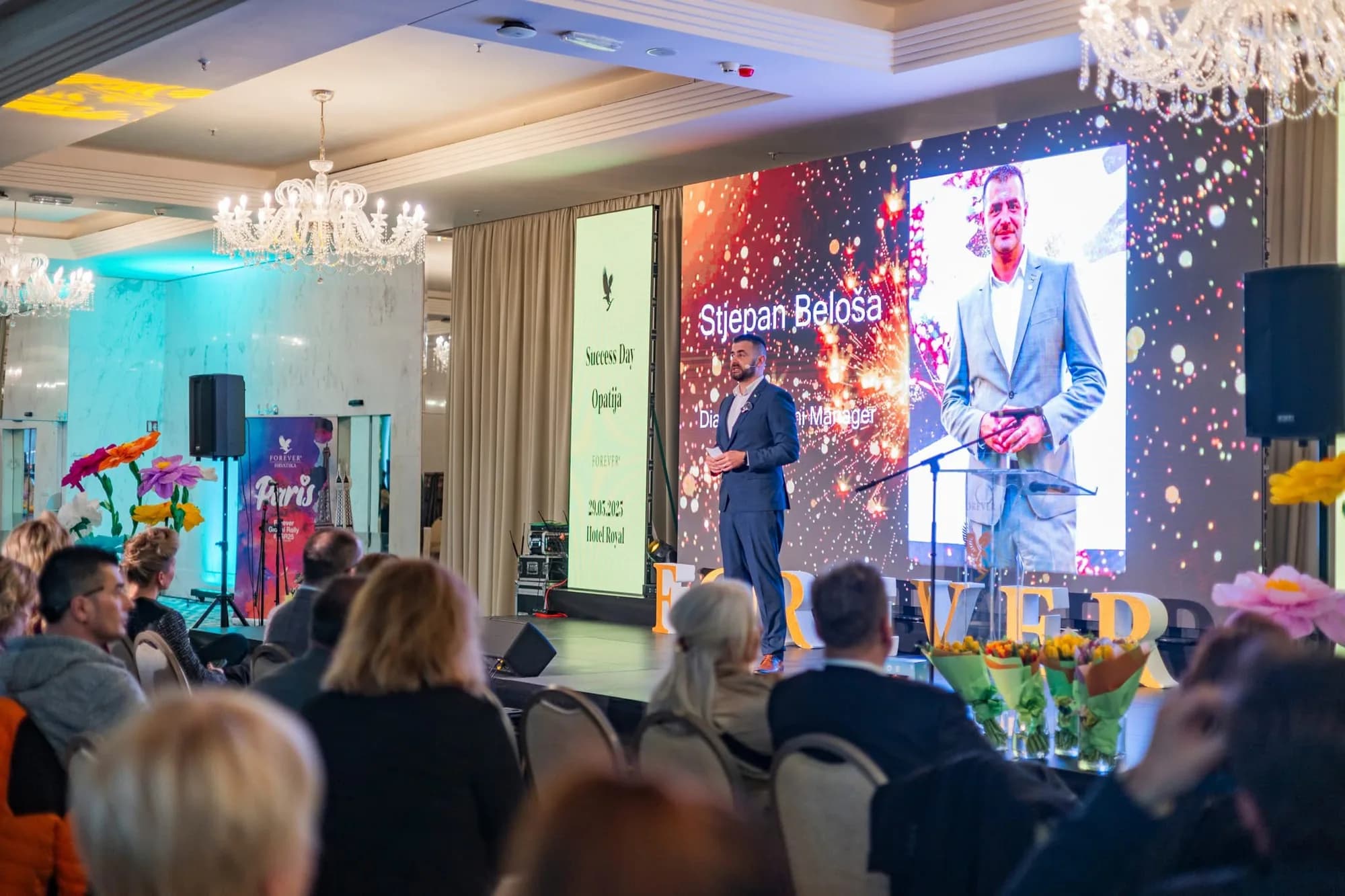 Stjepan Beloša govori na poslovnom događaju pred publikom